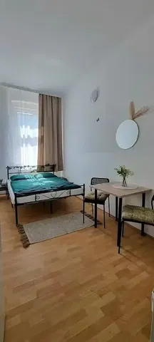 Mutfak; mutfak aletleri, ahşap zemin, doğal ışık, modern stil