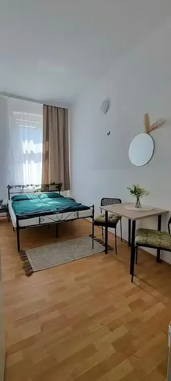 Kuchyně; kuchyňské spotřebiče, dřevěná podlaha, přirozené světlo, moderní styl