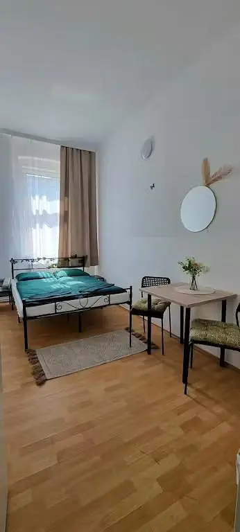 Kuchyňa; kuchynské spotrebiče, drevená podlaha, prirodzené svetlo, moderný štýl