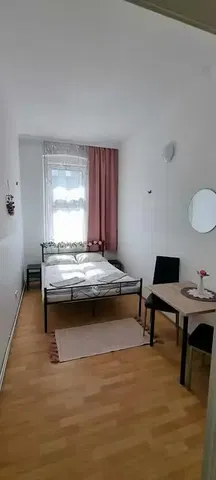 Küche; küchengeräte, holzboden, tageslicht, moderner stil