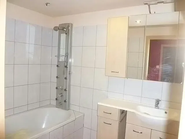 Küche; küchengeräte, fliesenboden, tageslicht, moderner stil