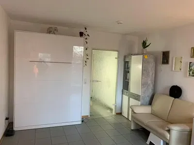 Salón; suelo de madera, luz natural, estilo moderno