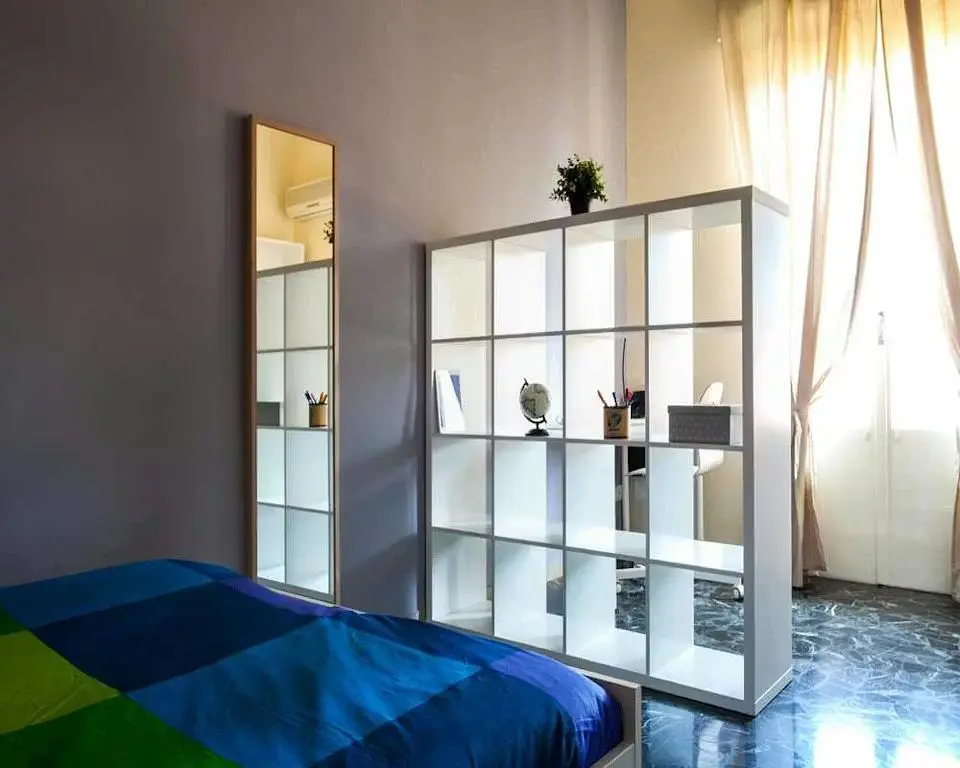 Cucina; elettrodomestici, pavimento in legno, luce naturale, stile moderno