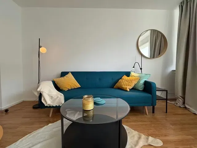 Kuchnia; sprzęt kuchenny, podłoga drewniana, światło dzienne, styl nowoczesny