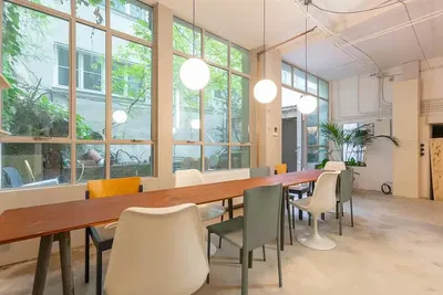 Kuchyňa; kuchynské spotrebiče, drevená podlaha, prirodzené svetlo, moderný štýl