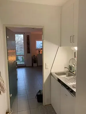 Cocina; electrodomésticos, suelo de madera, luz natural, estilo moderno