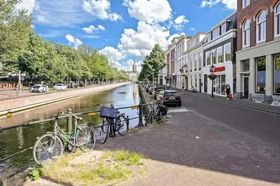 Küche; küchengeräte, holzboden, tageslicht, moderner stil