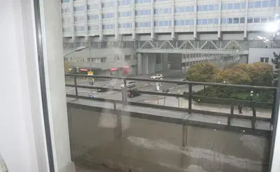 Kuchnia; sprzęt kuchenny, podłoga drewniana, światło dzienne, styl nowoczesny