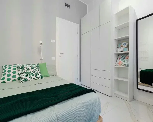 Kuchyňa; kuchynské spotrebiče, drevená podlaha, prirodzené svetlo, moderný štýl