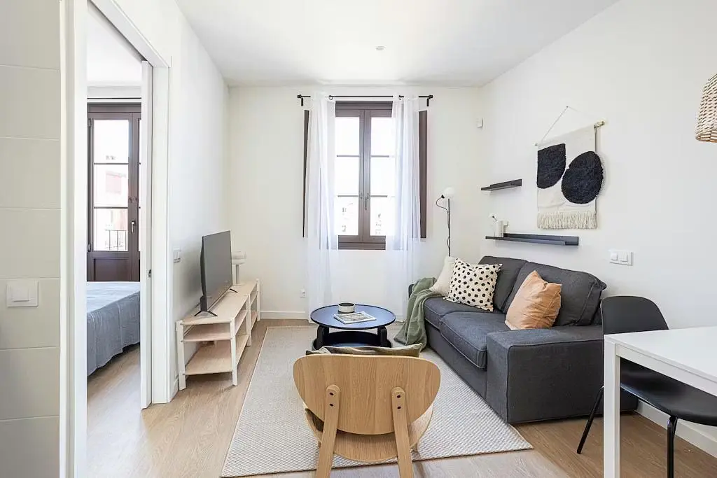 Cozinha; eletrodomésticos, chão de madeira, luz natural, estilo moderno