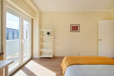 Cuisine; électroménager, parquet, lumière naturelle, style moderne