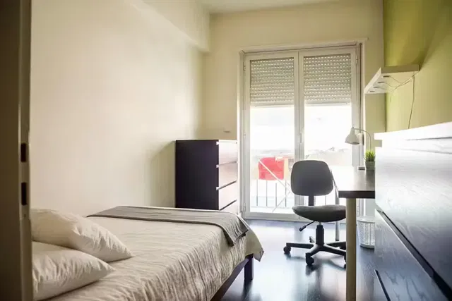 Salón; suelo de madera, luz natural, estilo moderno