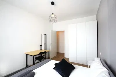 Cuisine; électroménager, parquet, lumière naturelle, style moderne