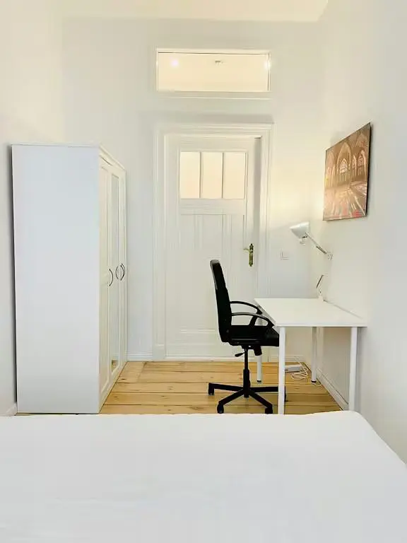 Salon; podłoga drewniana, światło dzienne, styl nowoczesny