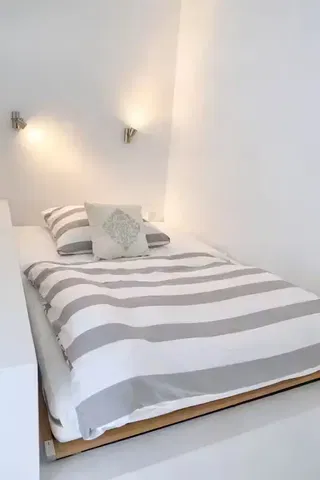 Keuken; keukenapparatuur, houten vloer, natuurlijk licht, moderne stijl