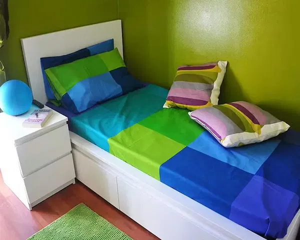 Woonkamer; houten vloer, natuurlijk licht, moderne stijl