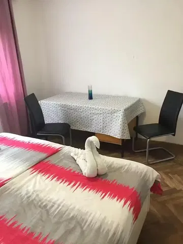 Wohnzimmer; holzboden, tageslicht, moderner stil