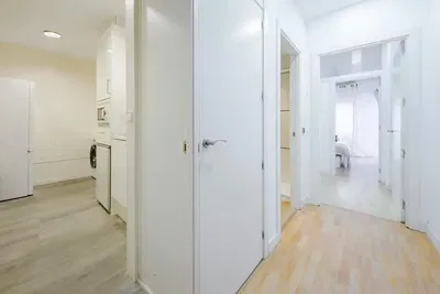 Keuken; keukenapparatuur, houten vloer, natuurlijk licht, moderne stijl