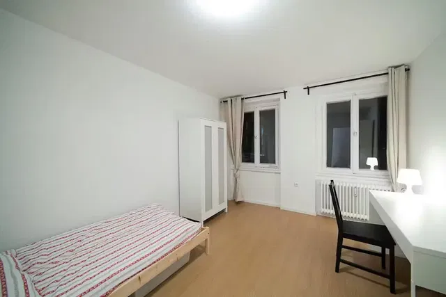 Kuchnia; sprzęt kuchenny, podłoga drewniana, światło dzienne, styl nowoczesny