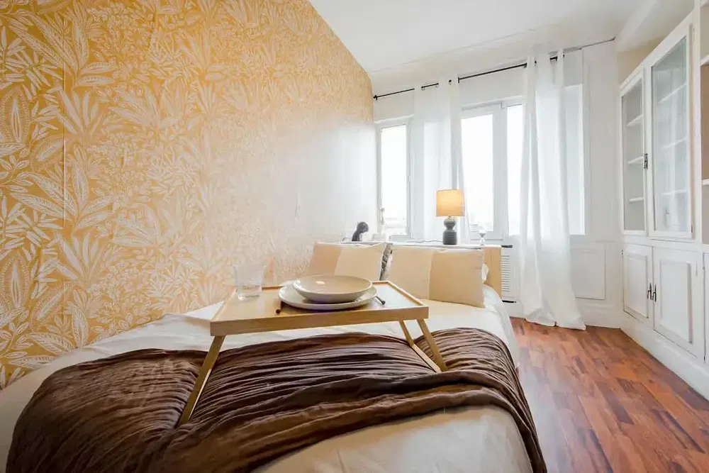 Küche; küchengeräte, holzboden, tageslicht, moderner stil