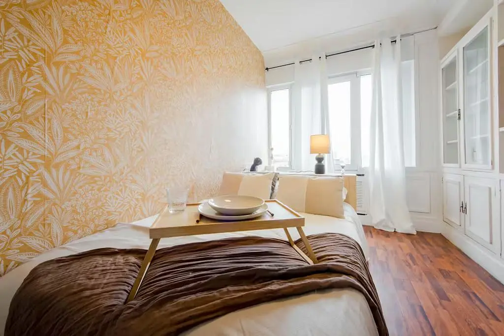 Küche; küchengeräte, holzboden, tageslicht, moderner stil