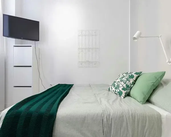 Wohnzimmer; holzboden, tageslicht, moderner stil