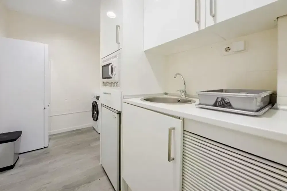 Keuken; keukenapparatuur, houten vloer, natuurlijk licht, moderne stijl