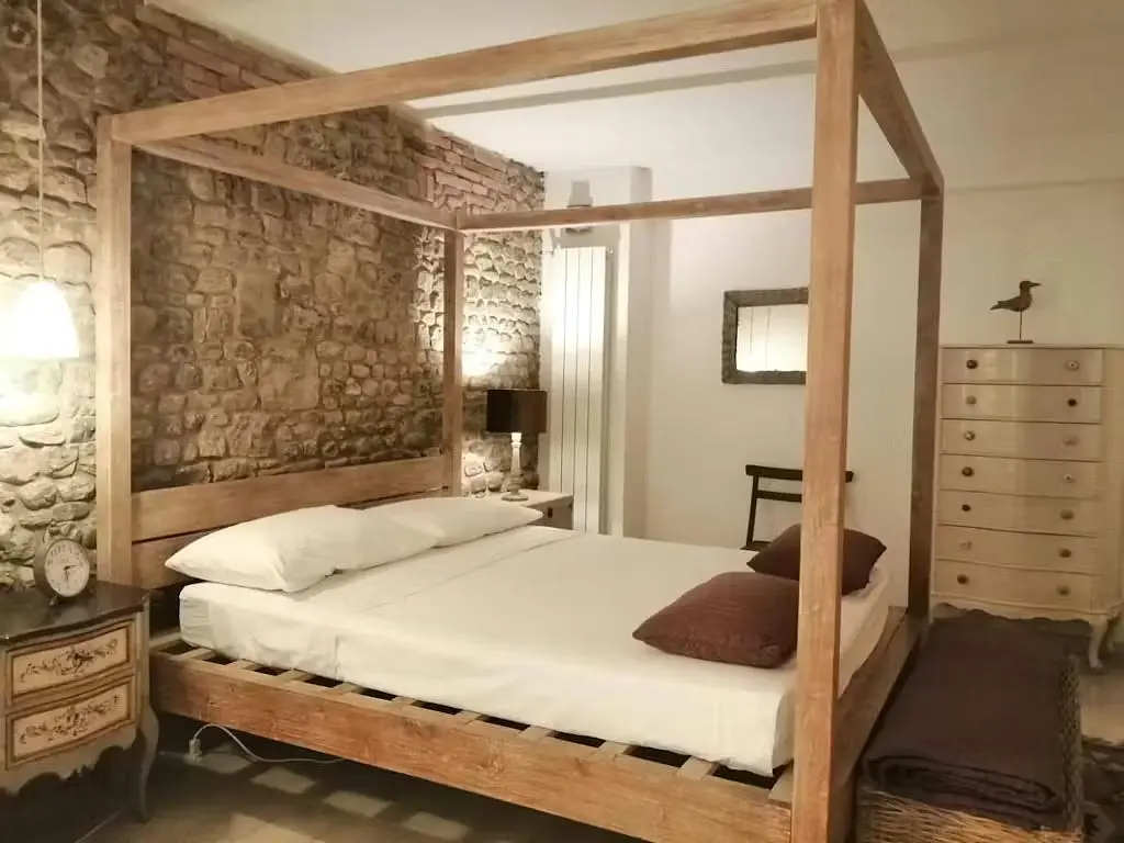 Kuhinja; kuhinjski aparati, drveni pod, prirodno svjetlo, moderni stil