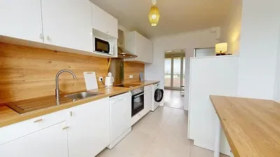 Кухиња; кухињски апарати, дрвени под, природно светло, модерни стил