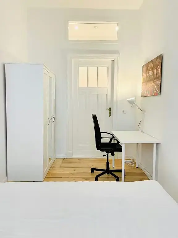 Kuchnia; sprzęt kuchenny, podłoga drewniana, światło dzienne, styl nowoczesny