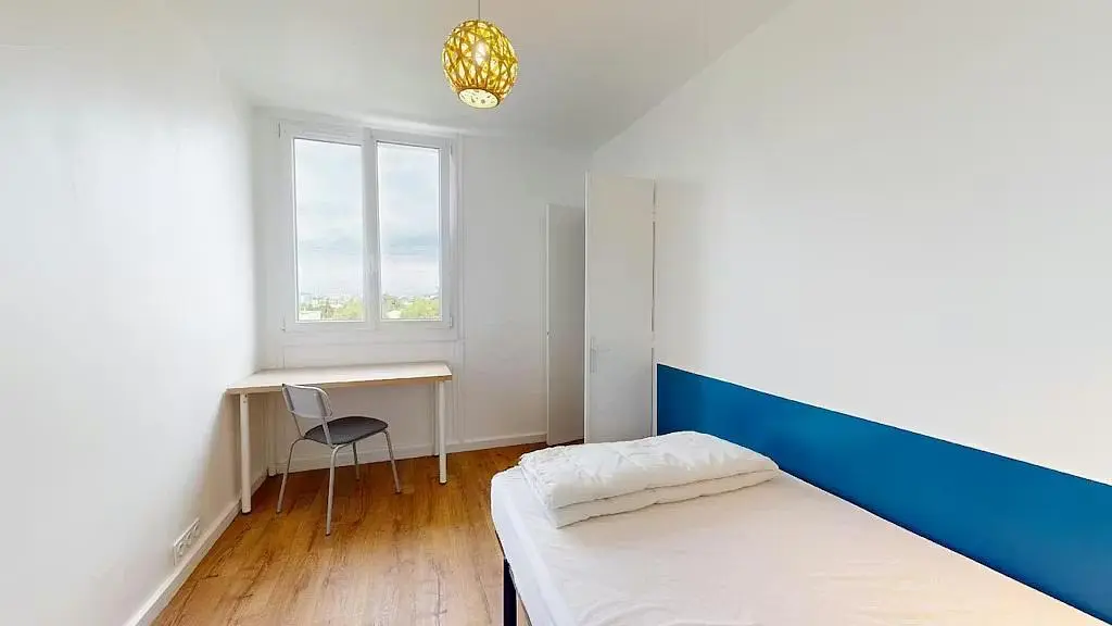 Кухиња; кухињски апарати, дрвени под, природно светло, модерни стил