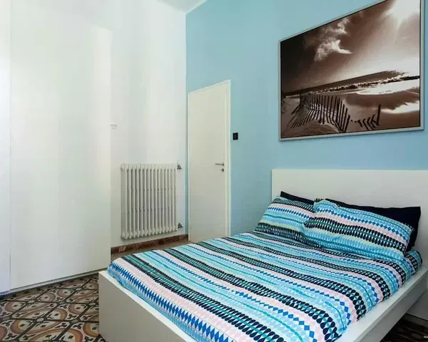 Kuchyně; kuchyňské spotřebiče, dřevěná podlaha, přirozené světlo, moderní styl