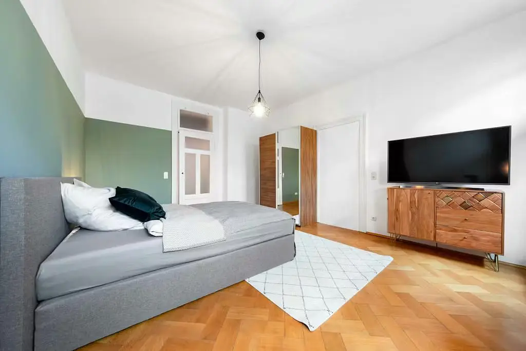 غرفة معيشة; أرضية خشبية, ضوء طبيعي, أسلوب عصري