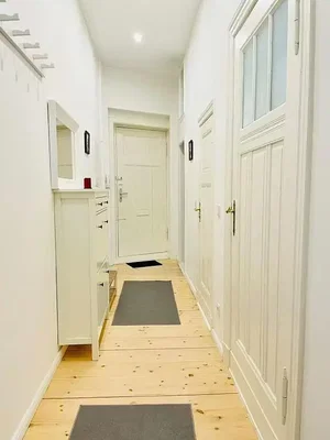 Kuchnia; sprzęt kuchenny, podłoga drewniana, światło dzienne, styl nowoczesny