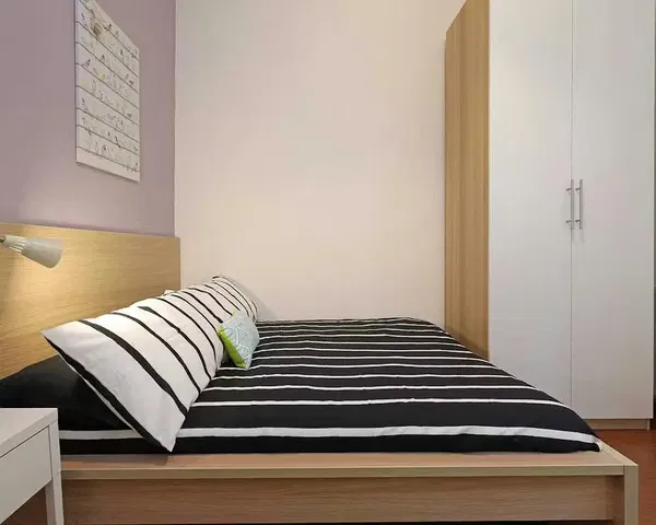 Cuisine; électroménager, parquet, lumière naturelle, style moderne