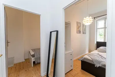 Kuchnia; sprzęt kuchenny, podłoga drewniana, światło dzienne, styl nowoczesny