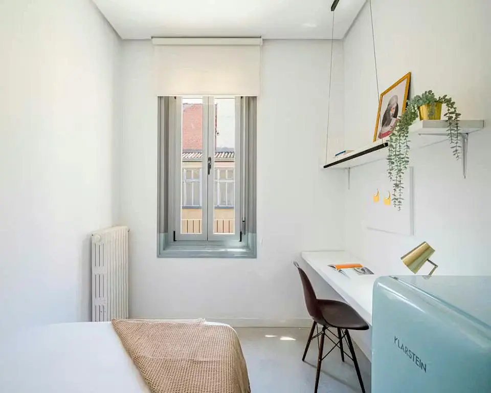 Küche; küchengeräte, holzboden, tageslicht, moderner stil