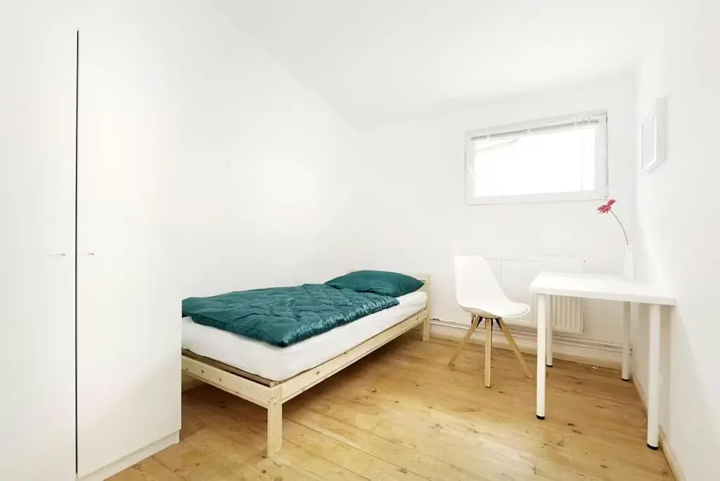 Keuken; keukenapparatuur, houten vloer, natuurlijk licht, moderne stijl