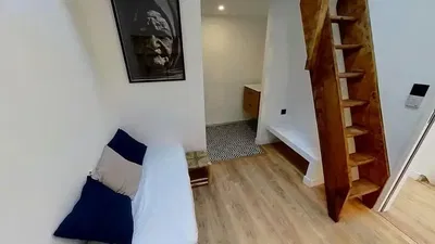 Kuchyně; kuchyňské spotřebiče, dřevěná podlaha, přirozené světlo, moderní styl