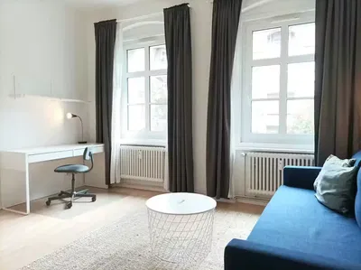 Woonkamer; houten vloer, natuurlijk licht, moderne stijl