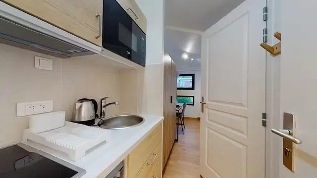 Woonkamer; houten vloer, natuurlijk licht, moderne stijl