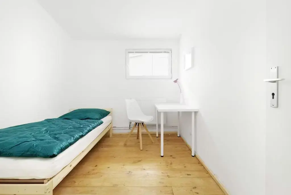 Salon; podłoga drewniana, światło dzienne, styl nowoczesny