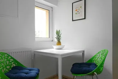 Keuken; keukenapparatuur, houten vloer, natuurlijk licht, moderne stijl