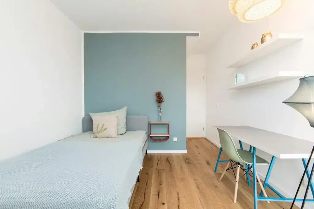 Κουζίνα; συσκευές κουζίνας, ξύλινο πάτωμα, φυσικό φως, μοντέρνο στυλ