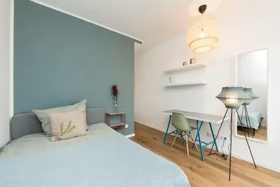 Σαλόνι; ξύλινο πάτωμα, φυσικό φως, μοντέρνο στυλ