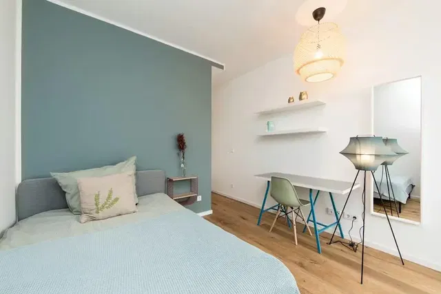 Woonkamer; houten vloer, natuurlijk licht, moderne stijl