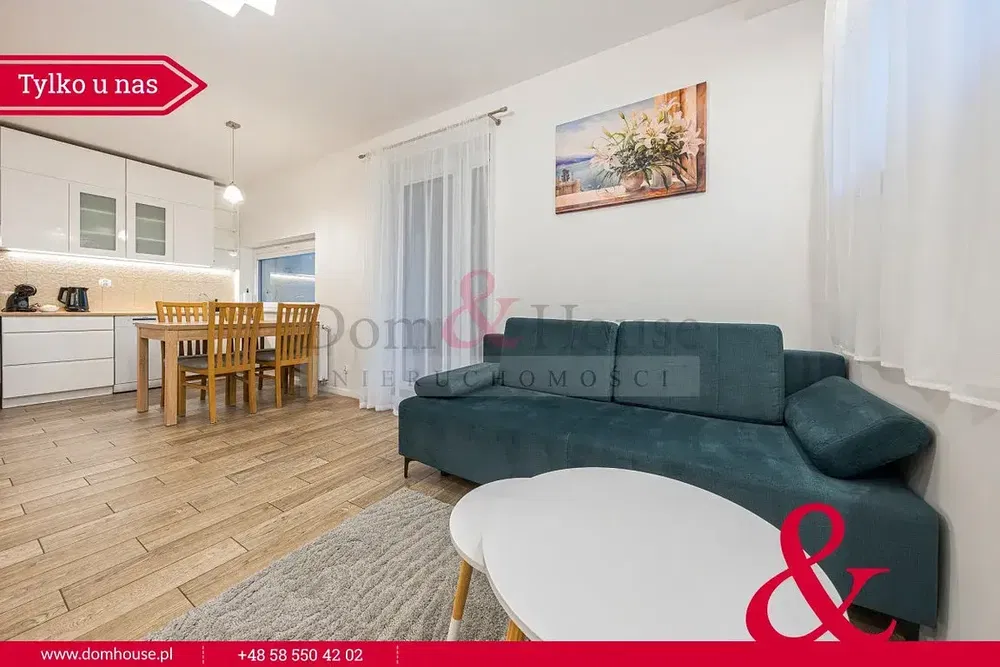 Keuken; keukenapparatuur, houten vloer, natuurlijk licht, moderne stijl