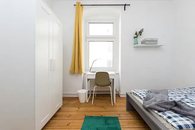 Kuchnia; sprzęt kuchenny, podłoga drewniana, światło dzienne, styl nowoczesny