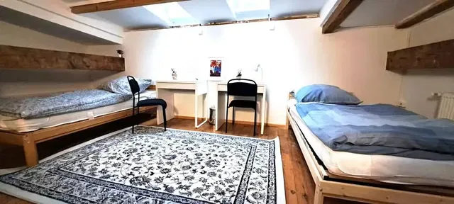 Σαλόνι; ξύλινο πάτωμα, φυσικό φως, μοντέρνο στυλ