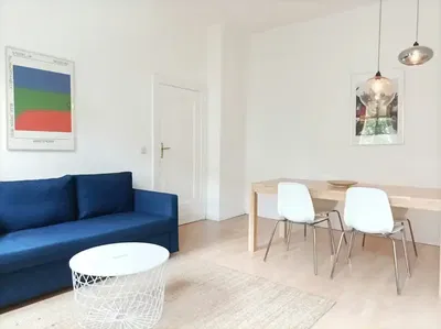 Keuken; keukenapparatuur, houten vloer, natuurlijk licht, moderne stijl